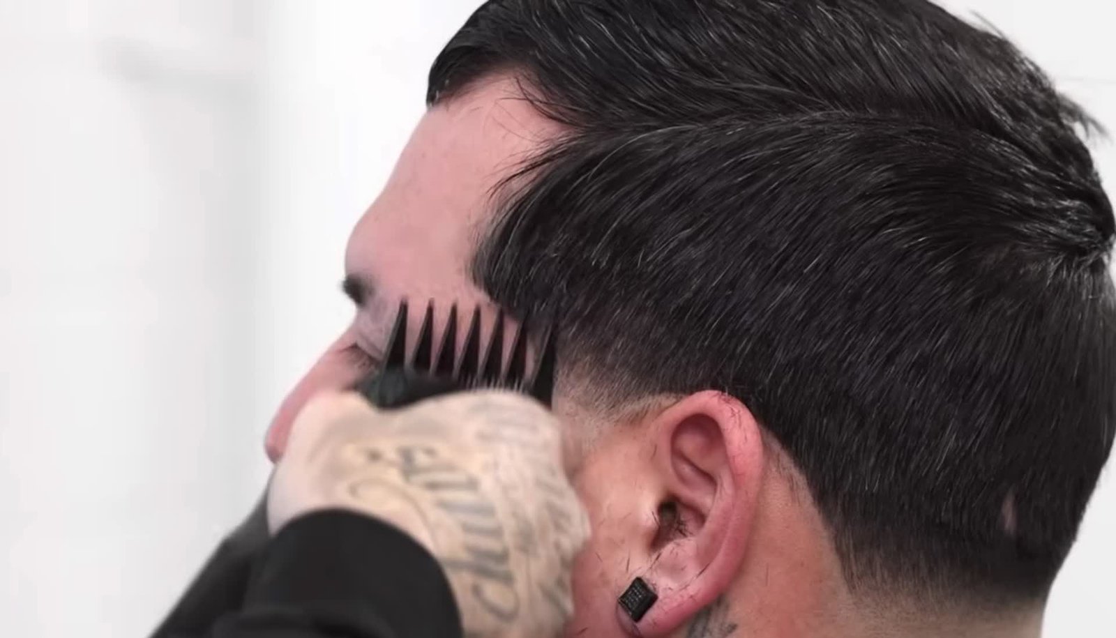 Barber führt einen präzisen Maschinenschnitt aus